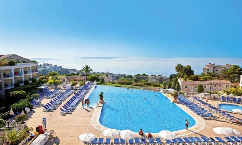 Piscine Vue Parking 4 Personnes *