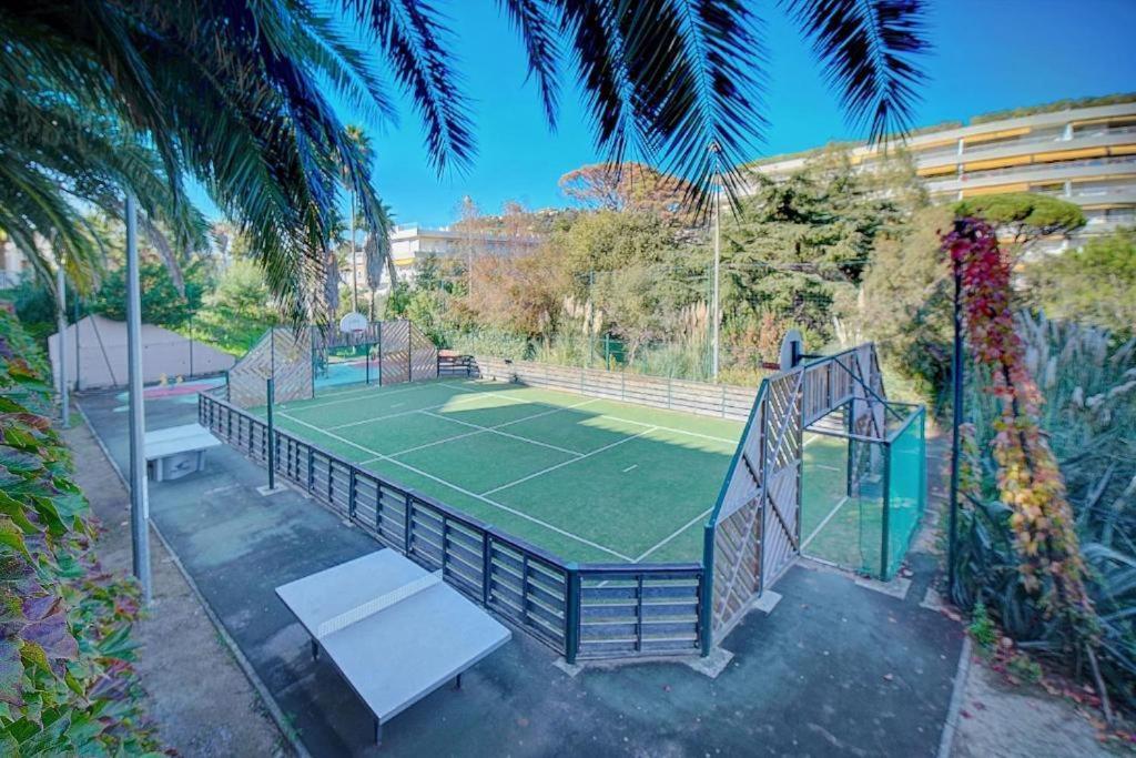 Piscine Vue Parking 4 Personnes *