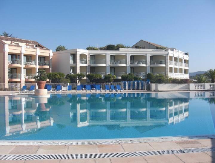 Piscine Vue Parking 4 Personnes *